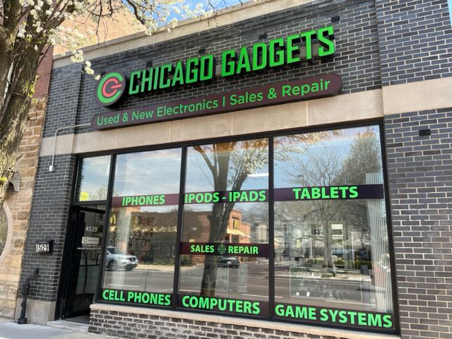 Chicago Gadgets storefront on N Kedzie Avenue